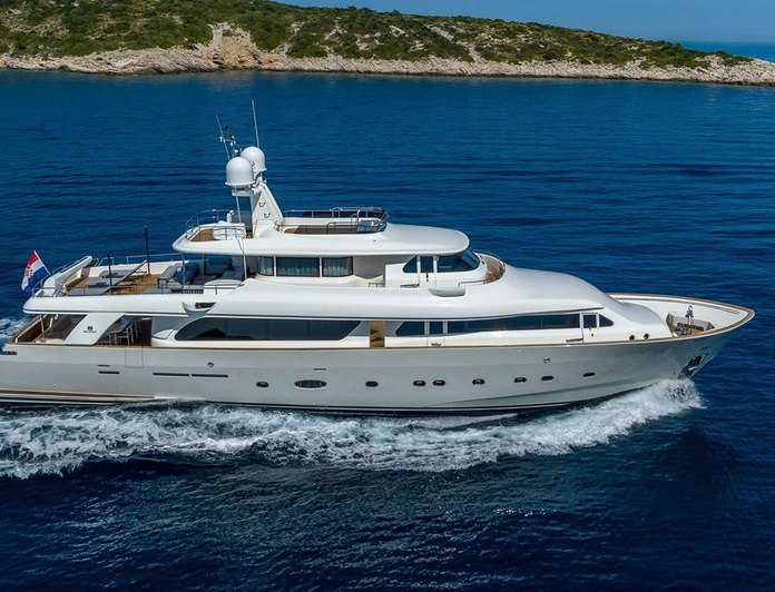 KLOBUK yacht — 30.95m Custom Line motor yacht