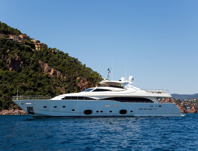 ROBUSTO yacht — 34.16m Custom Line motor yacht