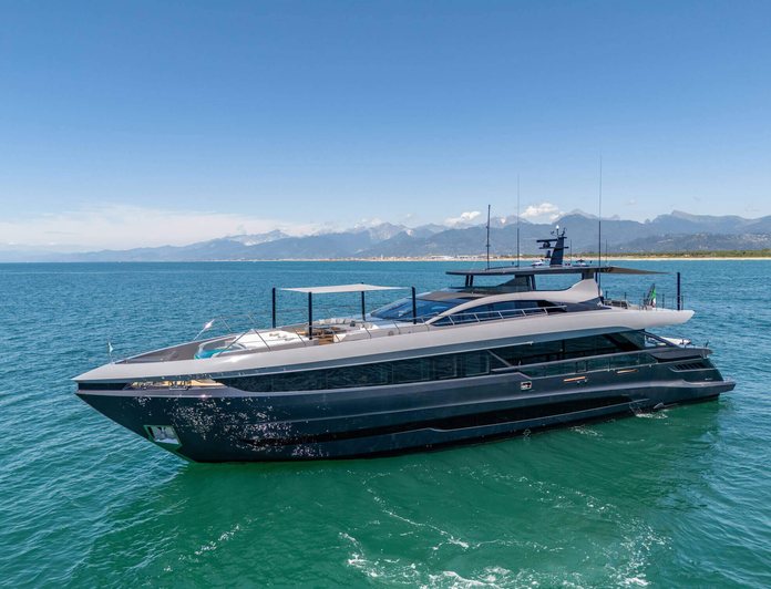 NEVER GIVE UP yacht — 33m Mangusta motor yacht